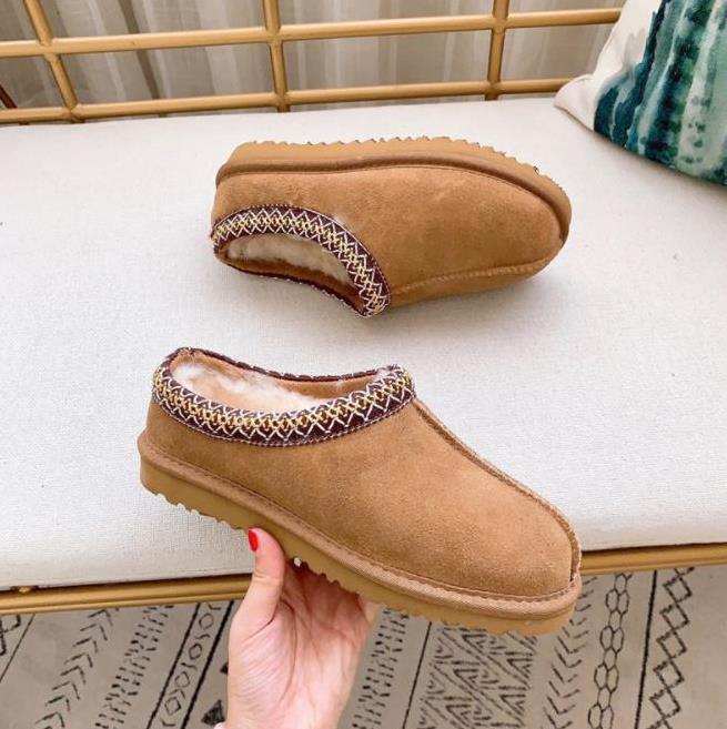 2022 Hot AUS U5854 classical Short Miniwomen snow boots keep warm boot man womens Plush casual warms boots Sheepskin Suede shoes chestnut grey Baotou shoess
2022 Hot AUS U5854 classical Short Miniwomen snow boots keep warm boot man womens Plush casual warms boots Sheepskin Suede shoes chestnut grey Baotou shoess