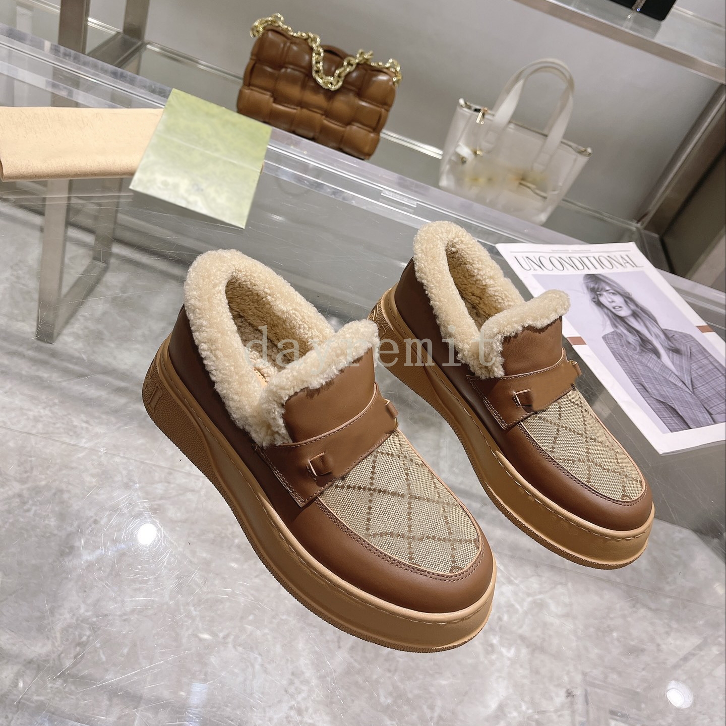 Designer Casual Shoes Women Leather Loafers Fur Mullers Wool Slippers Buckle Ladies Furry Mules Flats Boots Platform Fashion Snow Shoes With Box, 5#
Designer Casual Shoes Women Leather Loafers Fur Mullers Wool Slippers Buckle Ladies Furry Mules Flats Boots Platform Fashion Snow Shoes With Box, 5#