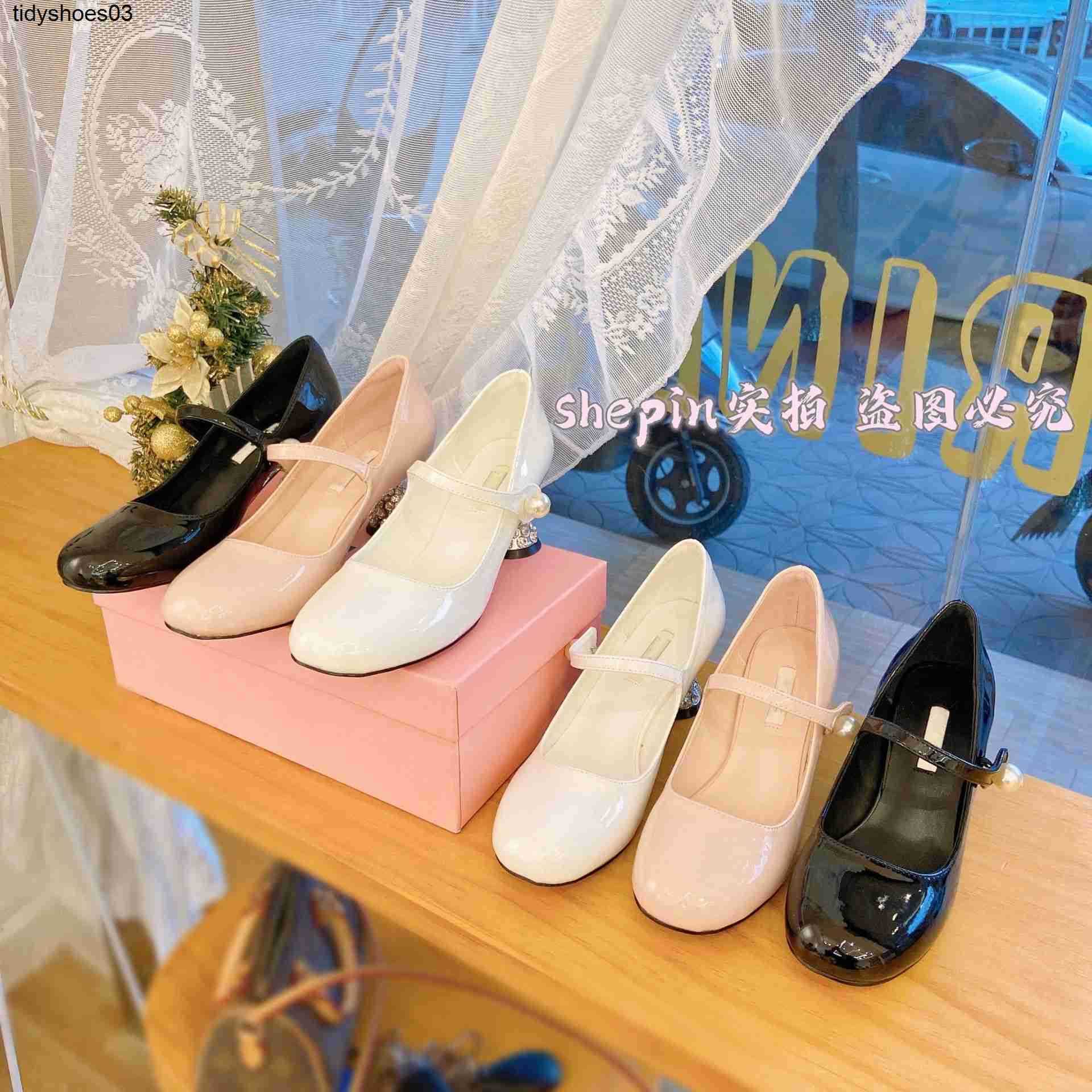 Women Designers Rois Miu 2022 new style diamond shiny Mary Jane shoes women Stiletto Heel Slingbacks Crystal-Studded Pumps Size 34-40, Black
Women Designers Rois Miu 2022 new style diamond shiny Mary Jane shoes women Stiletto Heel Slingbacks Crystal-Studded Pumps Size 34-40, Black