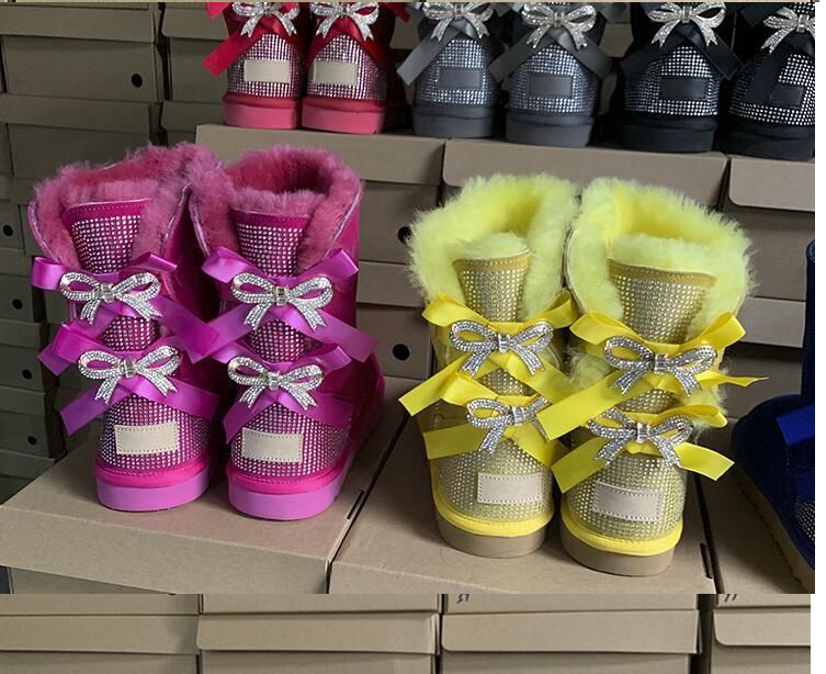 2022 Bling Bailey Bow Crystals Boots Women Men Rhinestone Suede Sherpa Booties Youth Winter Australia Snow Boot Outdoor Shoes
2022 Bling Bailey Bow Crystals Boots Women Men Rhinestone Suede Sherpa Booties Youth Winter Australia Snow Boot Outdoor Shoes