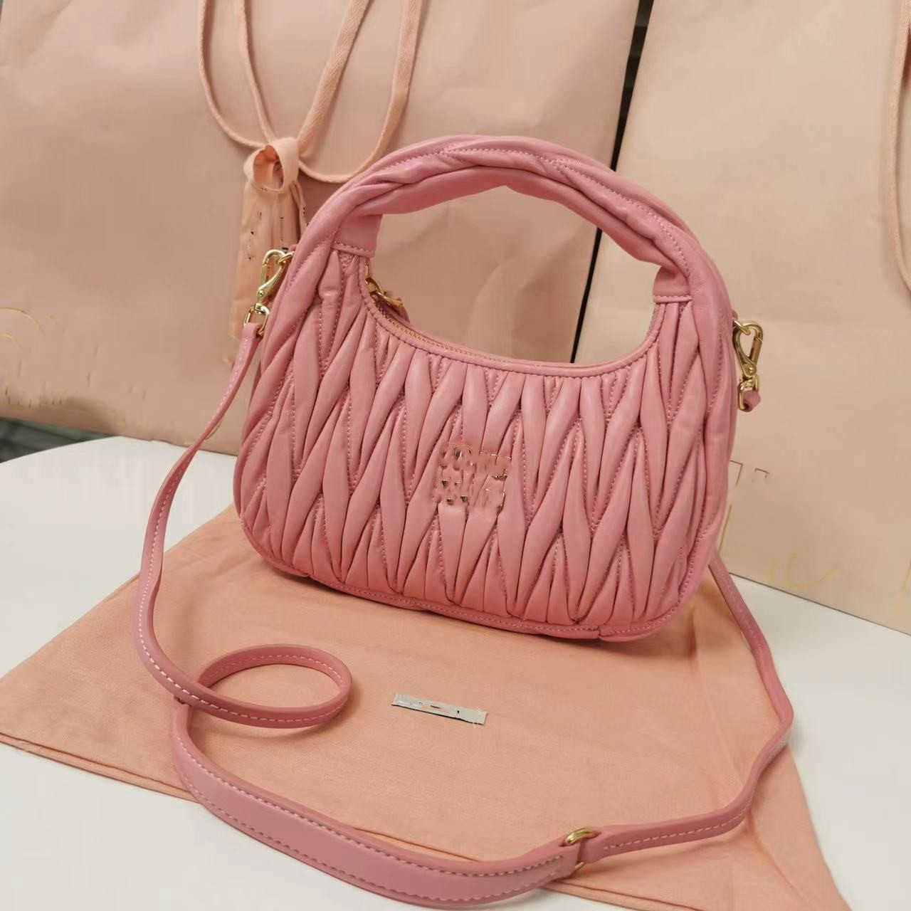 Shoulder Bags Designer Fashion MM Handbags Wrist New Wander Lambskin Pleated Hobo Middle Ancient Underarm Handheld One Women's Crossbody EGRT Young Ch, Pink
Shoulder Bags Designer Fashion MM Handbags Wrist New Wander Lambskin Pleated Hobo Middle Ancient Underarm Handheld One Women's Crossbody EGRT Young Ch, Pink