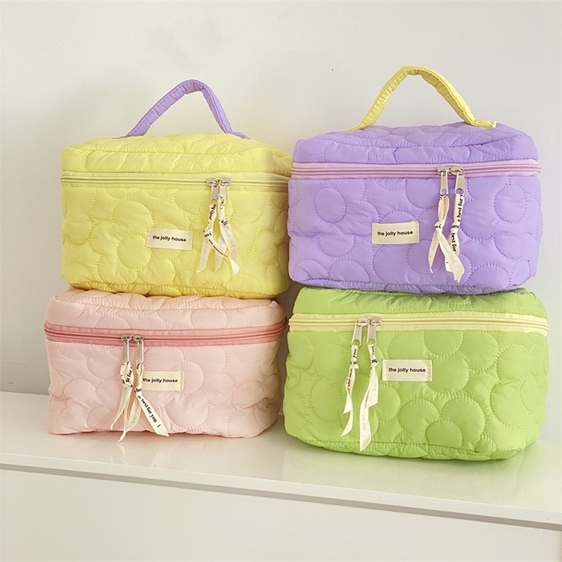 Cosmetic Bags Cases Flower Quilting Cloth Makeup Bag Women Organizer Female Small Storage Handbag Box Shape Portable Toiletry Case For Girl 221114, Flower quilt purple
Cosmetic Bags Cases Flower Quilting Cloth Makeup Bag Women Organizer Female Small Storage Handbag Box Shape Portable Toiletry Case For Girl 221114, Flower quilt purple