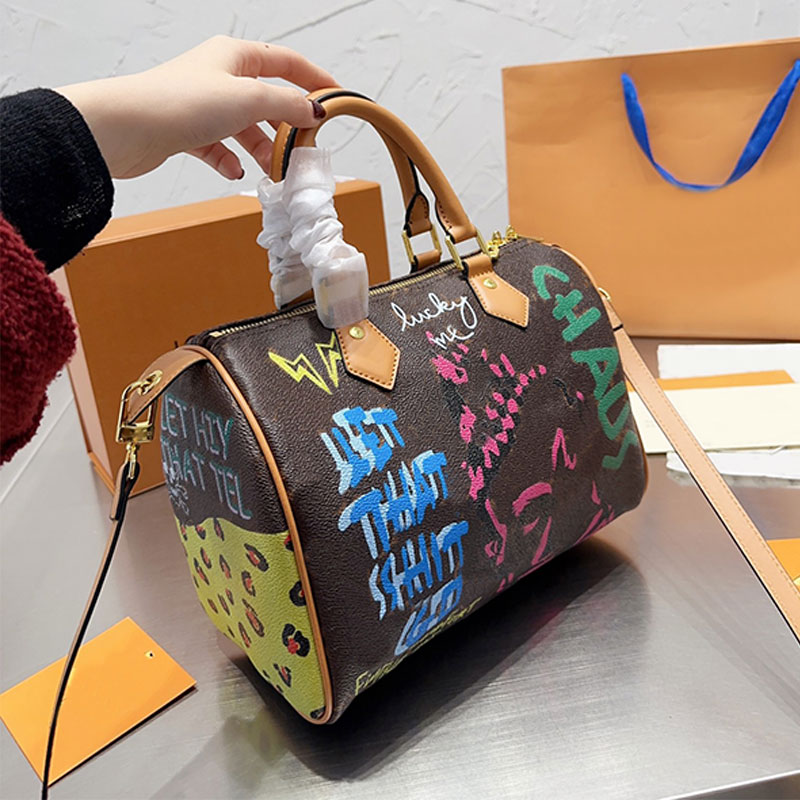 Pillow Tote Bag Speed Shoulder Bags Crossbody Handbag Purse Graffiti Print Coloured Letter Large Capacity Women Pocket Detachable Strap Double Zipper Hardware, Split
Pillow Tote Bag Speed Shoulder Bags Crossbody Handbag Purse Graffiti Print Coloured Letter Large Capacity Women Pocket Detachable Strap Double Zipper Hardware, Split