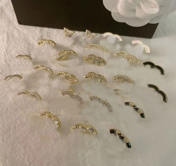 23ss 15color Mixed Style Women Luxury Letter Stud 925 Silver Brand Designers Earrings Lady Geometric Famous Round Crystal Rhinestone Pearl Wedding Jewelry
23ss 15color Mixed Style Women Luxury Letter Stud 925 Silver Brand Designers Earrings Lady Geometric Famous Round Crystal Rhinestone Pearl Wedding Jewelry
