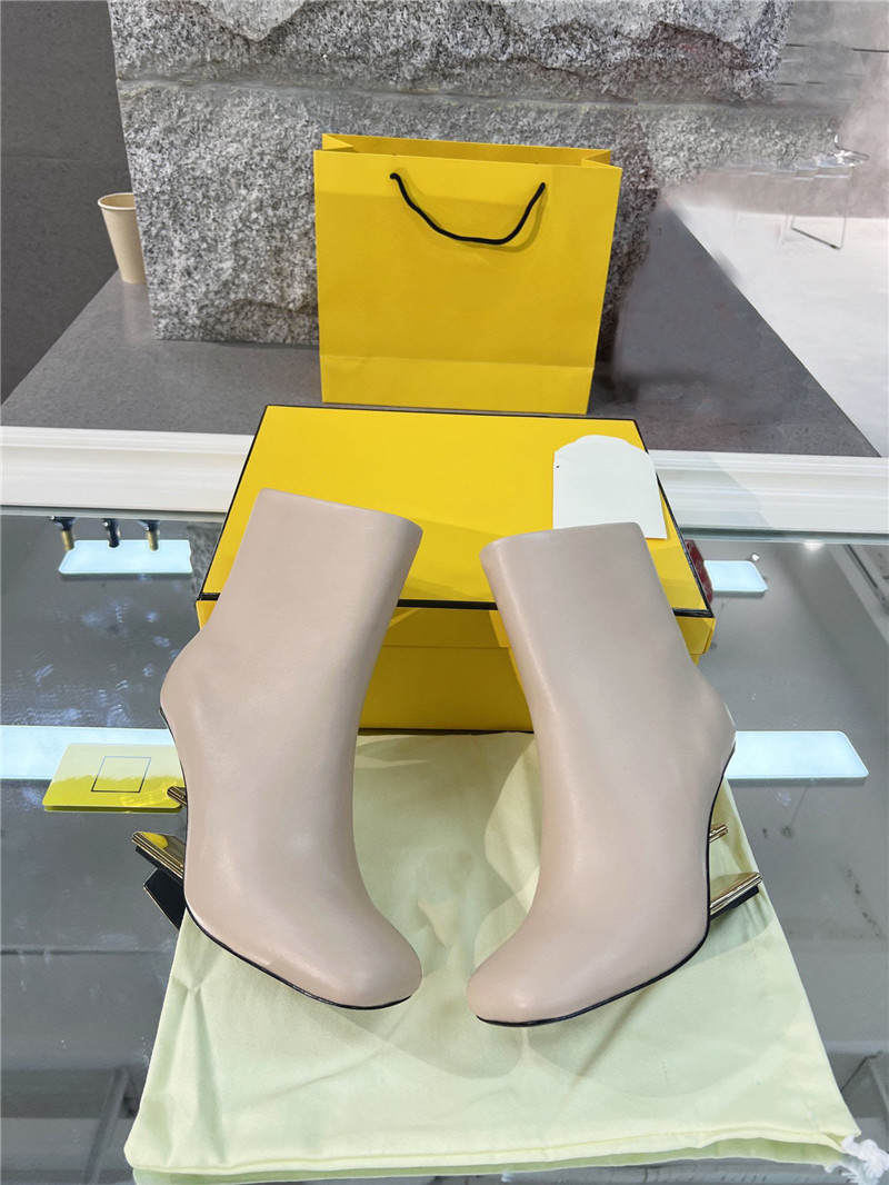 Designer Luxury First Pink leather boots with medium Heel gold coloured metal Boots Bootie With Original box
Designer Luxury First Pink leather boots with medium Heel gold coloured metal Boots Bootie With Original box