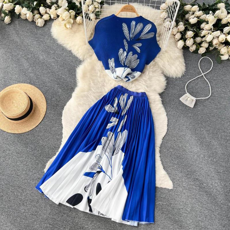 Work Dresses Runway Fashion Summer 2 Pieces Set Women Stand Collar Contrast Color Tops High Waist Pleated Printed Skirt Holiday, 9045 gray
Work Dresses Runway Fashion Summer 2 Pieces Set Women Stand Collar Contrast Color Tops High Waist Pleated Printed Skirt Holiday, 9045 gray