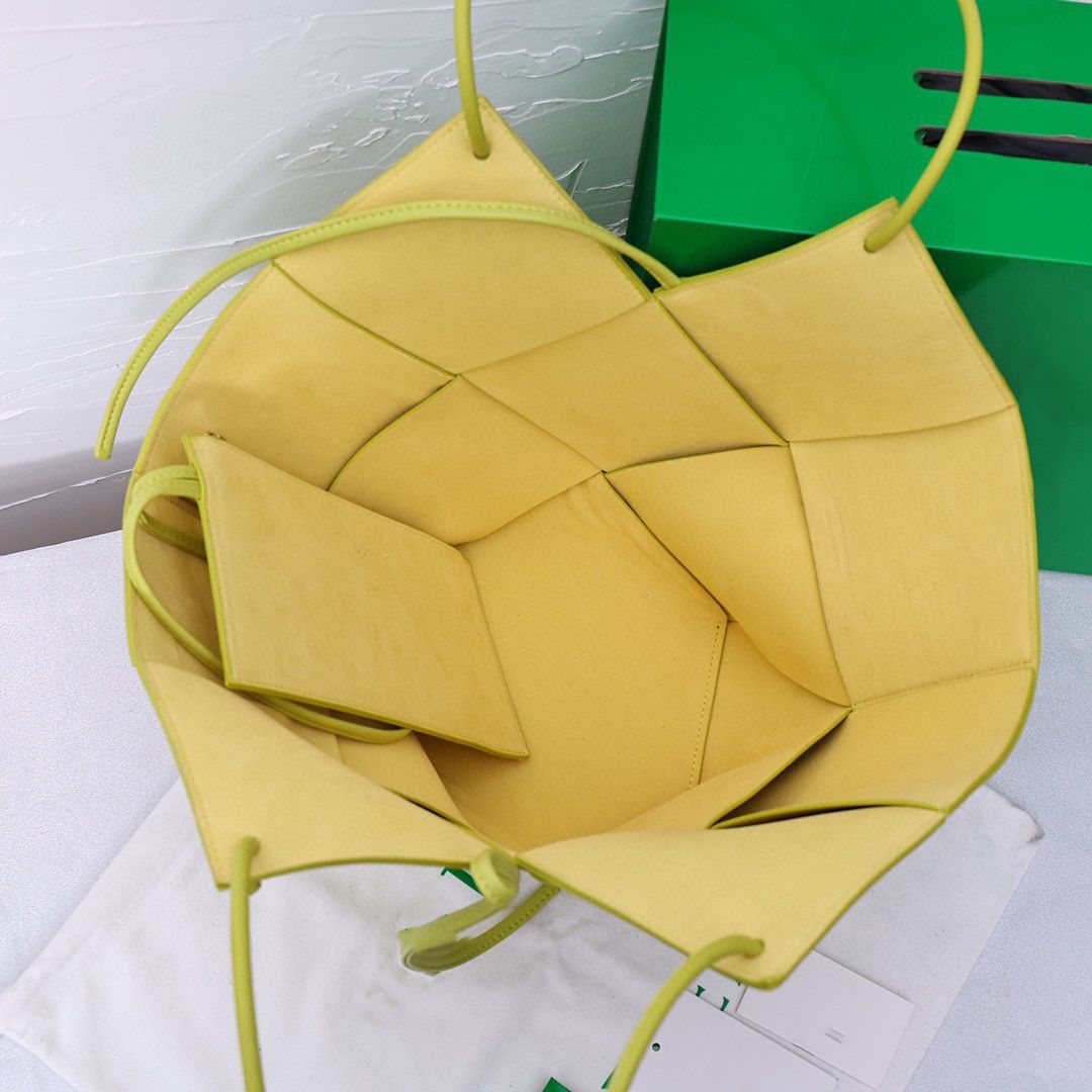 Autumn and winter 2022 new Tote bag Cloud cowhide woven flannelette inner lining plus inner bag fashionable and versatile, Black
Autumn and winter 2022 new Tote bag Cloud cowhide woven flannelette inner lining plus inner bag fashionable and versatile, Black