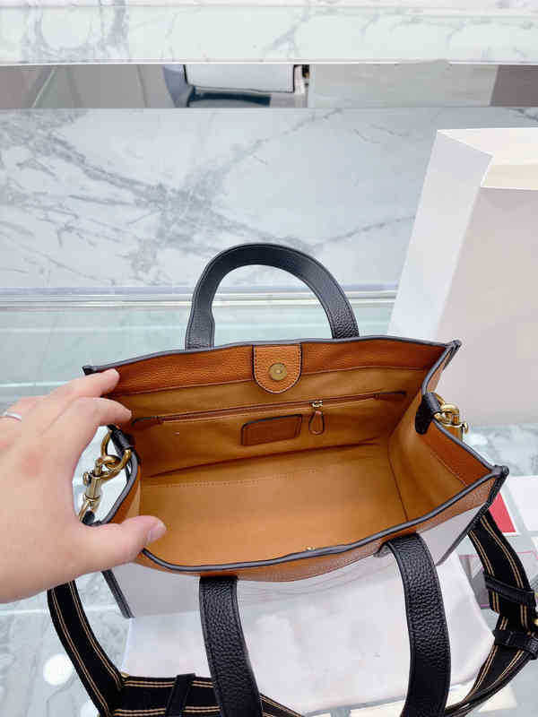 Shoulder Bags Coabag the Tote Bag Large Capacity Womens Handbag Crossbody Purse Letter for Travel Luggage Pouch Wallets 220903, Brown
Shoulder Bags Coabag the Tote Bag Large Capacity Womens Handbag Crossbody Purse Letter for Travel Luggage Pouch Wallets 220903, Brown