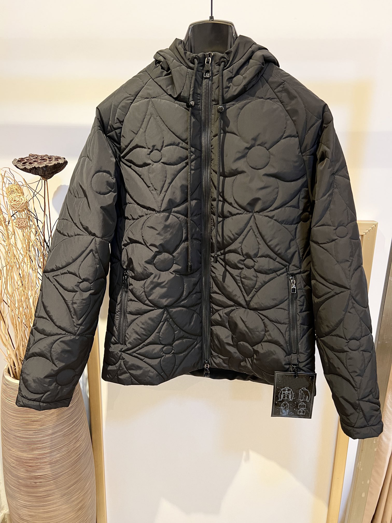 2022 new designer jacket highquality quilted Quilting workmanship design fashion loose version of keep warm man's jackets, Black
2022 new designer jacket highquality quilted Quilting workmanship design fashion loose version of keep warm man's jackets, Black