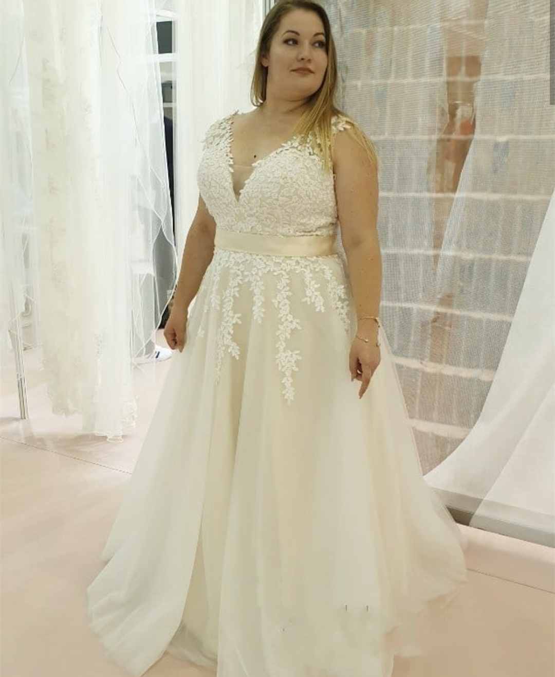 Plus Wedding Dress Custom Made V-Neck Sleeveless A-e Bridal Gowns Lace Appliques Gorgeous For Large Size Brides Tank Dresses
