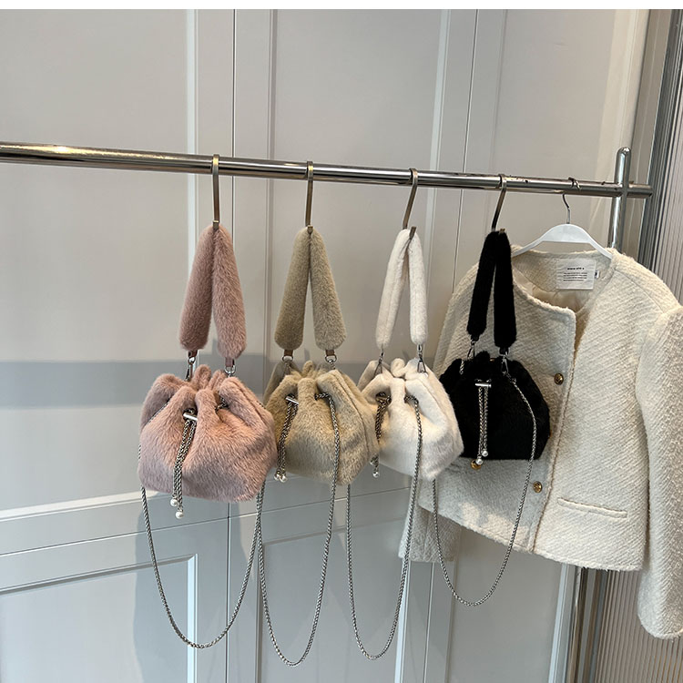 Chain Top Handle Tote Bags for Women Winter Bucket bag Trend Designer Fashion Small Soft Faux Fur Kawaii Handbags and Purse, Khaki
Chain Top Handle Tote Bags for Women Winter Bucket bag Trend Designer Fashion Small Soft Faux Fur Kawaii Handbags and Purse, Khaki