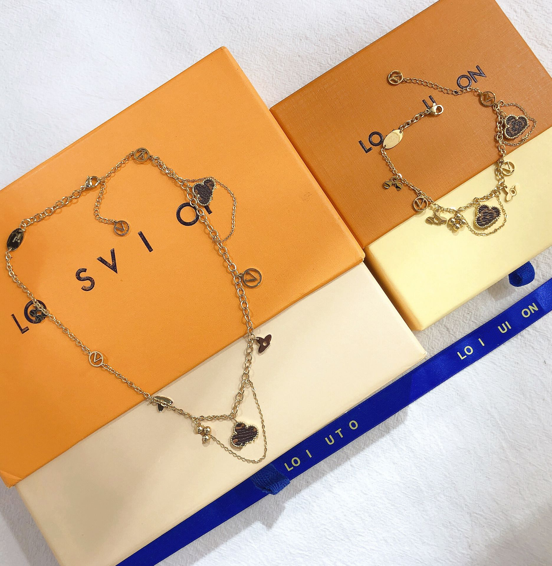 Boutique Design Jewelry Necklaces Luxury Brand Four leaf Grass Pendant Necklace Popular Selection Quality Long Chain Premium Female Accessories 18k Gold Plated
Boutique Design Jewelry Necklaces Luxury Brand Four leaf Grass Pendant Necklace Popular Selection Quality Long Chain Premium Female Accessories 18k Gold Plated