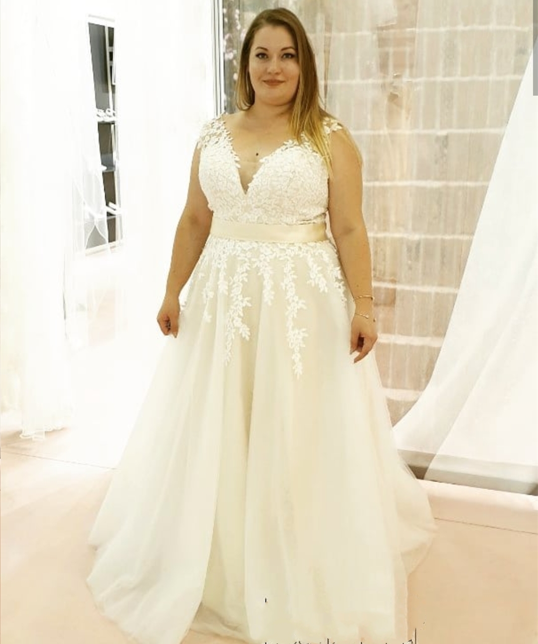 Plus Wedding Dress Custom Made V-Neck Sleeveless A-e Bridal Gowns Lace Appliques Gorgeous For Large Size Brides Tank Dresses