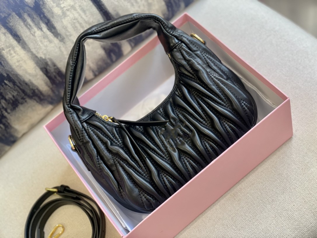 New exquisite ladies' brand-name bags underarm bag luxury brand high fashion one-shoulder ladies diagonal chain mobile phone bag wallet
New exquisite ladies' brand-name bags underarm bag luxury brand high fashion one-shoulder ladies diagonal chain mobile phone bag wallet