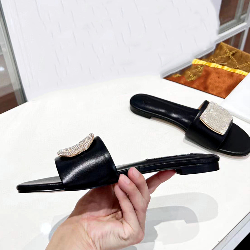 Luxury Designer Ladies Slippers Fashion Rhinestone Buckle Flat Heel Leather Sandals Casual Vacation Beach Flip-Flops With Box 35-42, 11
Luxury Designer Ladies Slippers Fashion Rhinestone Buckle Flat Heel Leather Sandals Casual Vacation Beach Flip-Flops With Box 35-42, 11