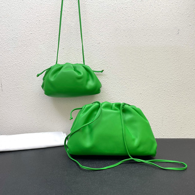 Weave Clutch Bags Buckle Cloud Bag Women Lamb Skin Shoulder Bags Designer Handbags Purses Green Crochet Wallets 2 Sizes
Weave Clutch Bags Buckle Cloud Bag Women Lamb Skin Shoulder Bags Designer Handbags Purses Green Crochet Wallets 2 Sizes