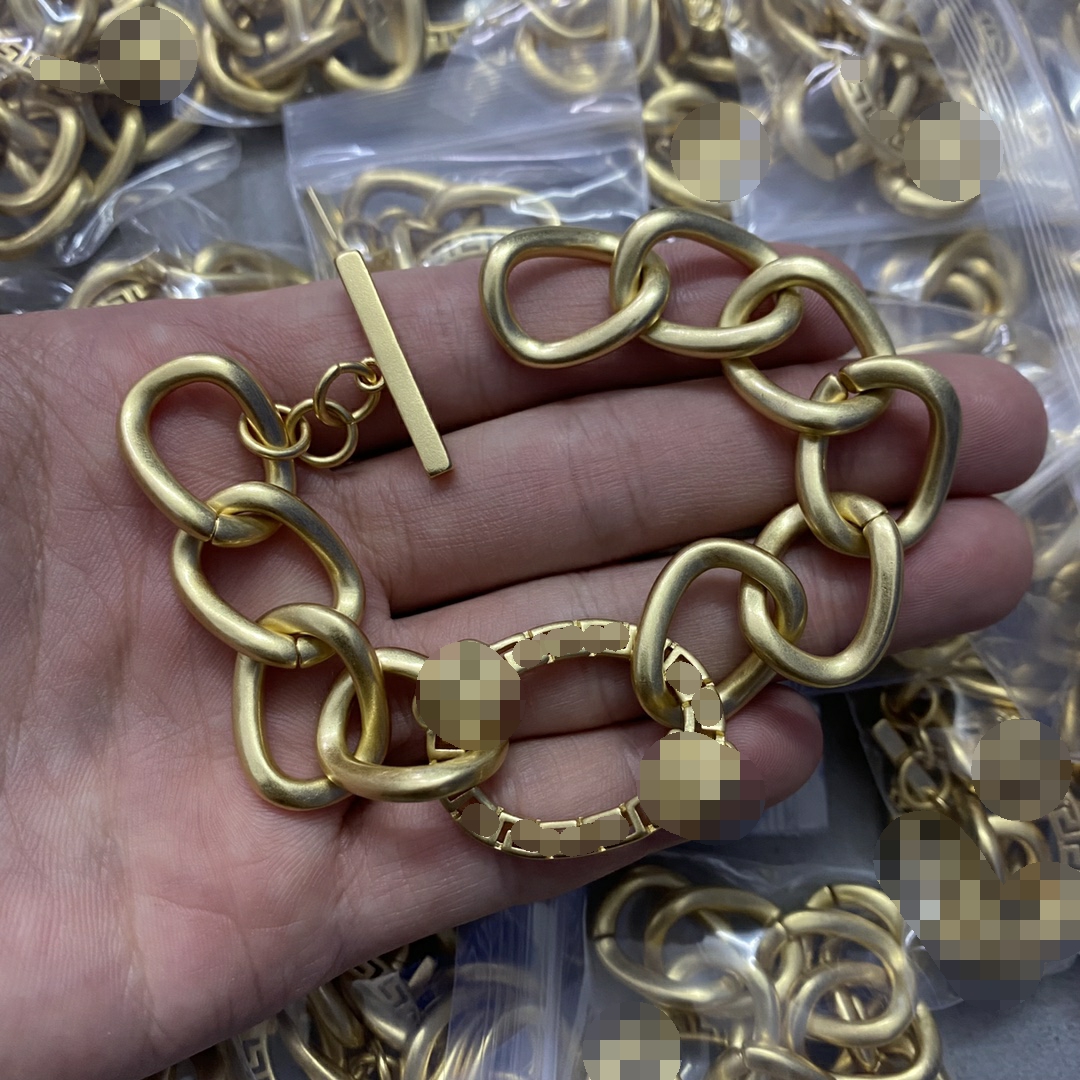 Europe America Style Bracelets Thick Chain Bangle Greece Meander Pattern Banshe Medusa Portrait 18K Gold Plated Jewelry Women Festive Party Gifts HMB3 -- 01
Europe America Style Bracelets Thick Chain Bangle Greece Meander Pattern Banshe Medusa Portrait 18K Gold Plated Jewelry Women Festive Party Gifts HMB3 -- 01