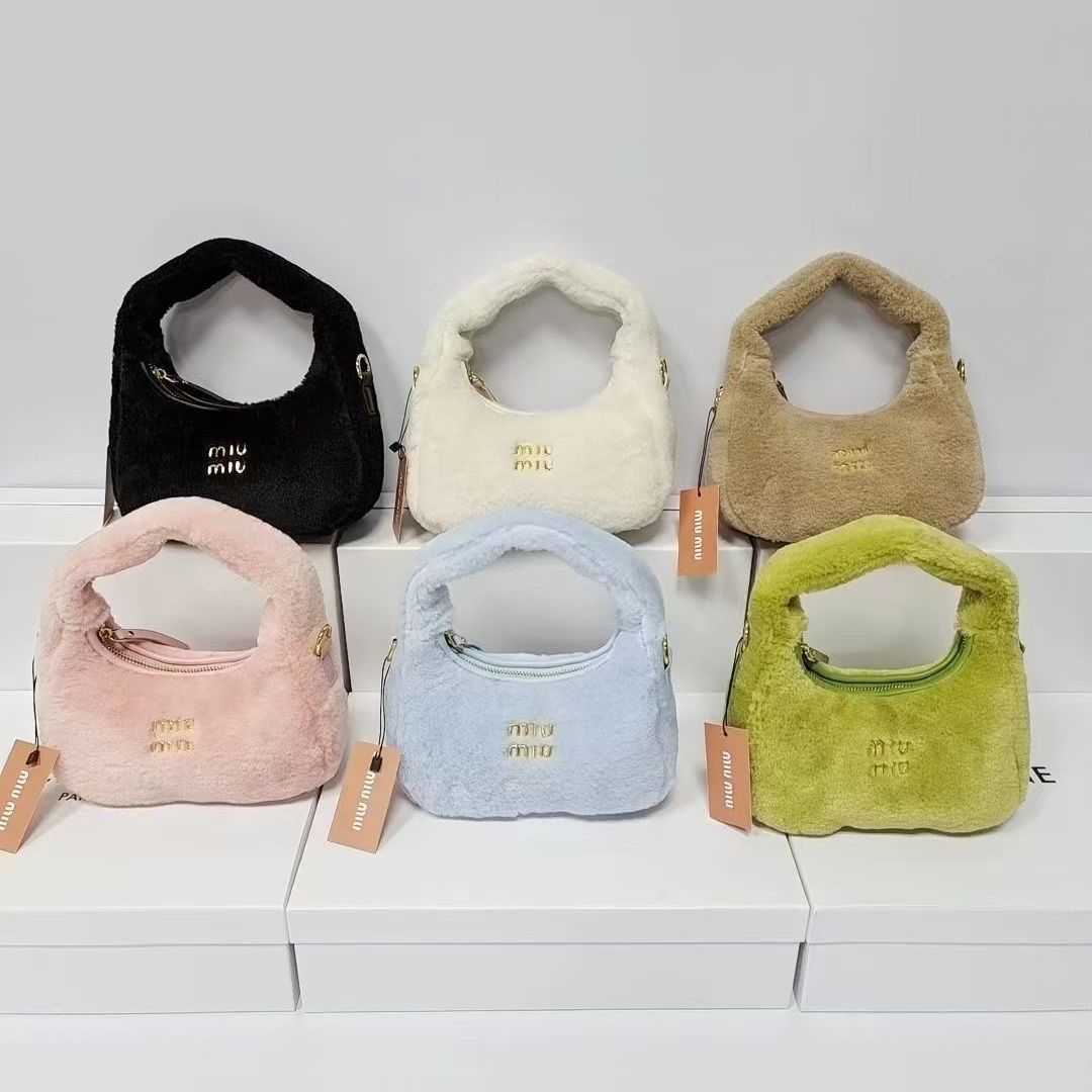 Shoulder Bags Designer Fashion MM Handbags Wrist 2022 New Plush Pea Handheld Underarm Autumn and Winter Girl JAIO Young Chic Satin Simple Pleated Nich, Pink gift box
Shoulder Bags Designer Fashion MM Handbags Wrist 2022 New Plush Pea Handheld Underarm Autumn and Winter Girl JAIO Young Chic Satin Simple Pleated Nich, Pink gift box