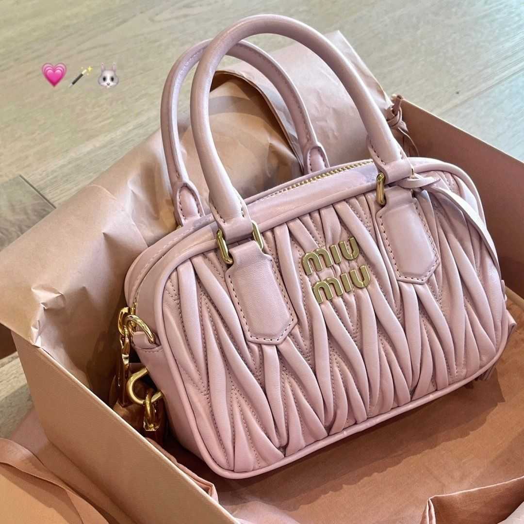 Shoulder Bags Designer Fashion MM Handbags Wrist New Small Pleated Chain Flap Portable One Crossbody Boston Bowling Female ECZ1 Young Chic Satin Simpl, Black (gift box)
Shoulder Bags Designer Fashion MM Handbags Wrist New Small Pleated Chain Flap Portable One Crossbody Boston Bowling Female ECZ1 Young Chic Satin Simpl, Black (gift box)