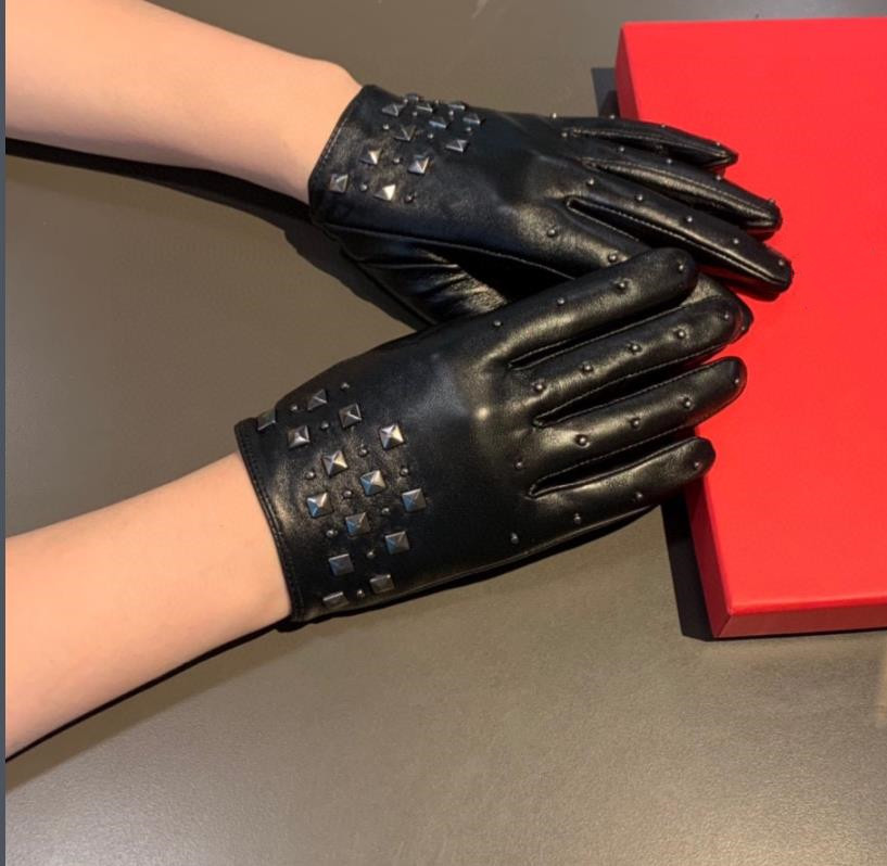 Luxury Women Leather Gloves 2022 Designer Touch Screen Rivet Glove Winter Warm Soft Short Glove Genuine Sheepskin Leathers Mittens Female Driving Riding Ski Mitten
Luxury Women Leather Gloves 2022 Designer Touch Screen Rivet Glove Winter Warm Soft Short Glove Genuine Sheepskin Leathers Mittens Female Driving Riding Ski Mitten
