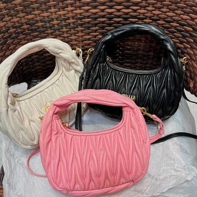 Shoulder Bags Designer Fashion MM Handbags Wrist New One Armpit Bag Same Style Autumn and Winter 2022 Personalized Striped Handbag Station 83X4 Young, White
Shoulder Bags Designer Fashion MM Handbags Wrist New One Armpit Bag Same Style Autumn and Winter 2022 Personalized Striped Handbag Station 83X4 Young, White