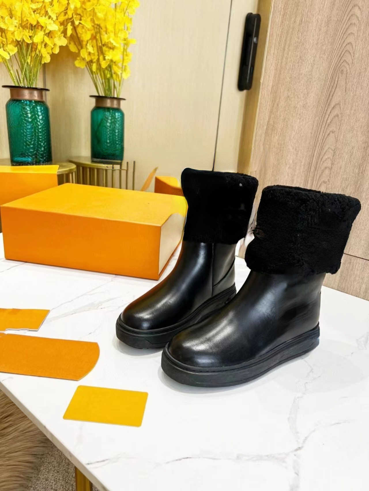 Brand Boots designer design sheepskin and fur snow boots women's Winter fashion to keep Warm 2022 new thick soled anti-skid medium, Black leather
Brand Boots designer design sheepskin and fur snow boots women's Winter fashion to keep Warm 2022 new thick soled anti-skid medium, Black leather