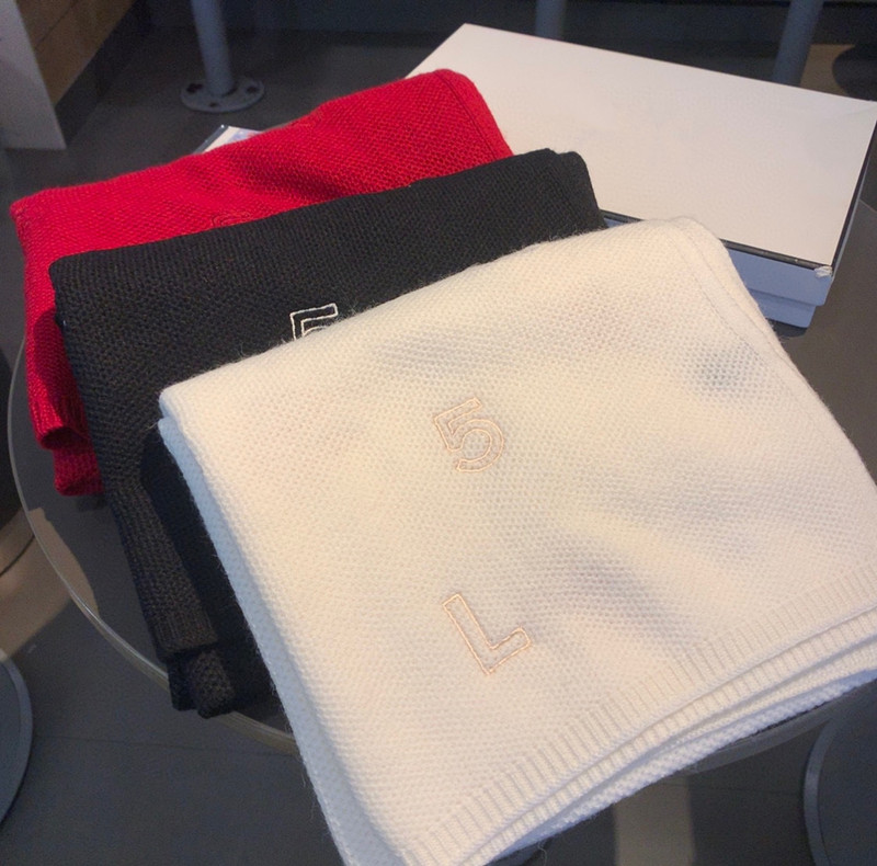 Designer Scarves Solid Color Autumn Winter Cashmere Scarf Long Flower Shawls Fashion Women's Soft Scarfs Black White Red 3Colors 180X65cm
Designer Scarves Solid Color Autumn Winter Cashmere Scarf Long Flower Shawls Fashion Women's Soft Scarfs Black White Red 3Colors 180X65cm