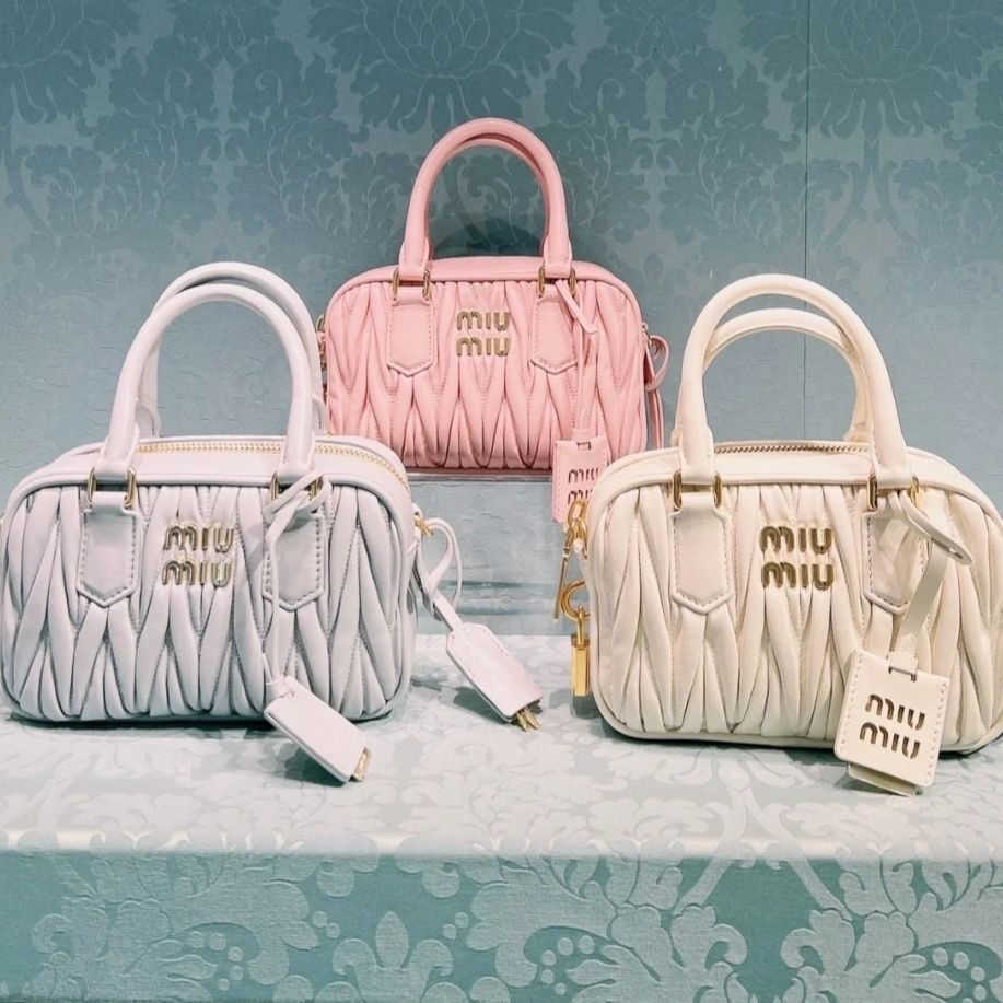 Shoulder Bags Designer Fashion MM Handbags Wrist New Boston Pillow Soft Sheepskin Pleated Crossbody Handbag EYWH Young Chic Satin Simple NicheMI Pink, Black large gift box
Shoulder Bags Designer Fashion MM Handbags Wrist New Boston Pillow Soft Sheepskin Pleated Crossbody Handbag EYWH Young Chic Satin Simple NicheMI Pink, Black large gift box