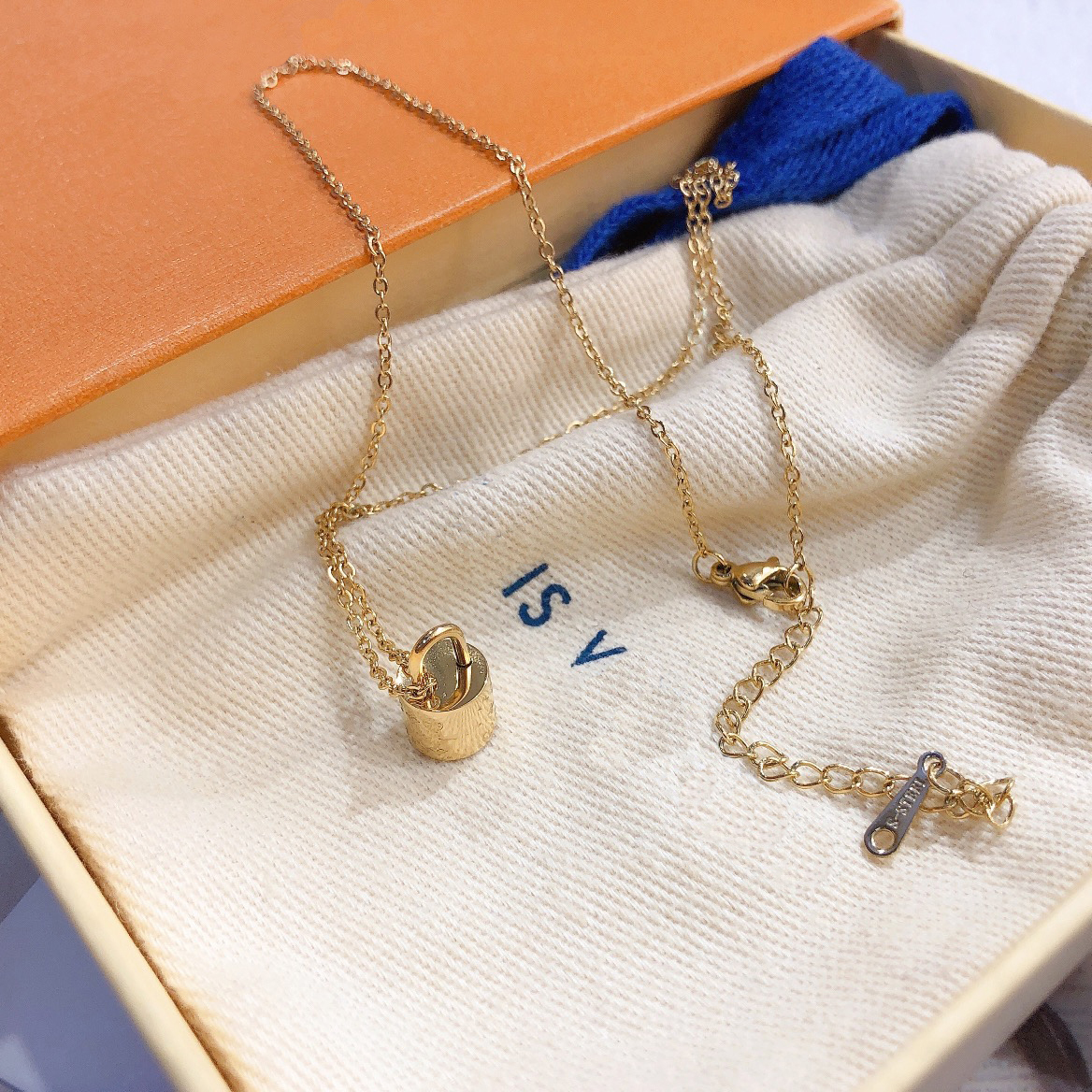Exquisite International Luxury Lock Pendant Necklaces Fashion Female Style 18k Gold Plated Necklace High end Design Long Chain Designer Jewelry Selected Gift
Exquisite International Luxury Lock Pendant Necklaces Fashion Female Style 18k Gold Plated Necklace High end Design Long Chain Designer Jewelry Selected Gift