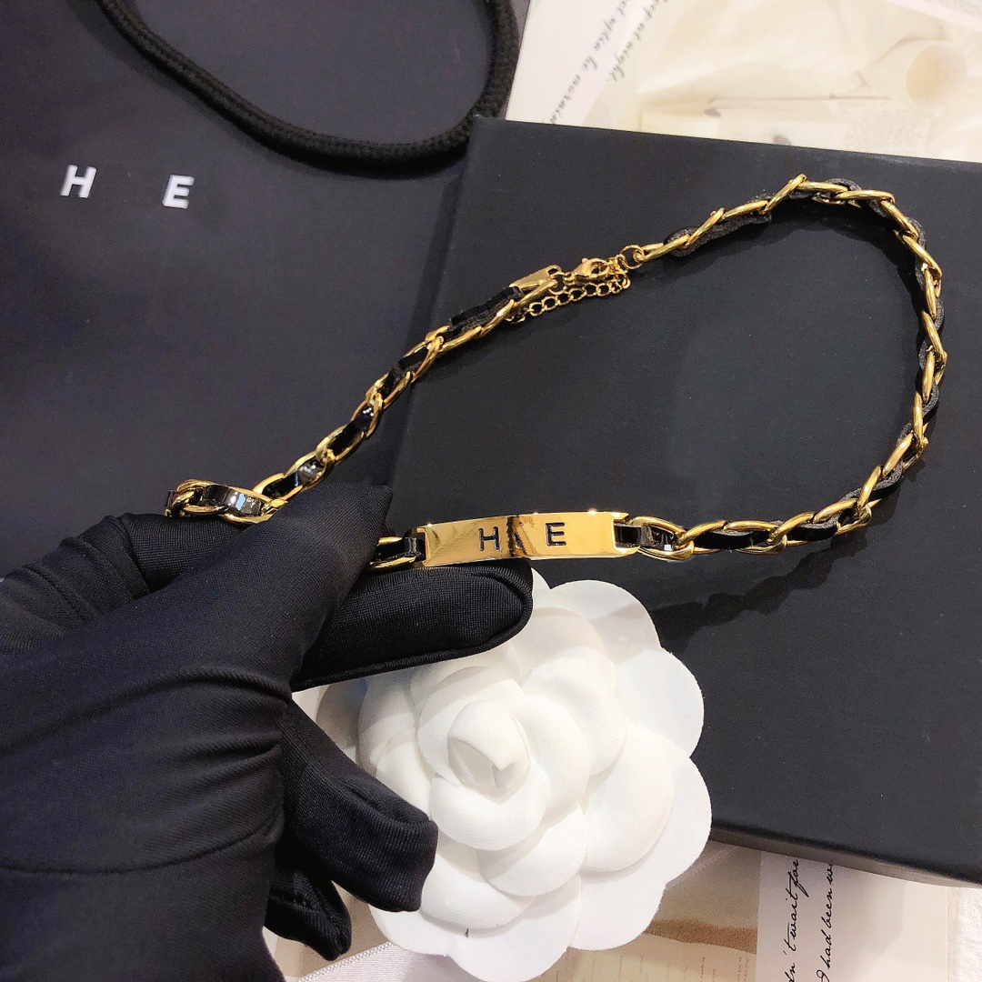 High End Design Jewelry Necklaces Charm Fashion Pendant Necklace 18k Gold Plated Exquisite Luxury Long Chain Designed For Women Shooping Wedding Accessories
High End Design Jewelry Necklaces Charm Fashion Pendant Necklace 18k Gold Plated Exquisite Luxury Long Chain Designed For Women Shooping Wedding Accessories