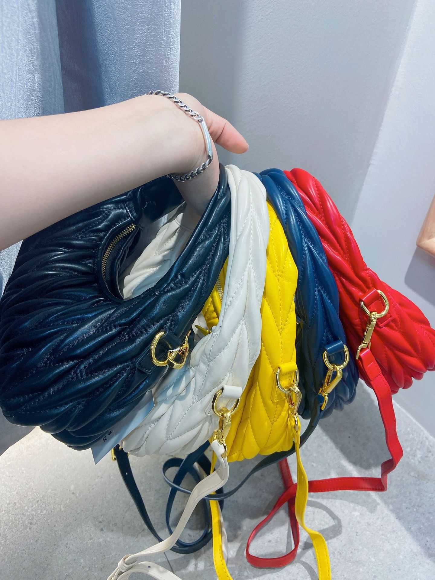 Shoulder Bags Designer Fashion MM Handbags Wrist 2022 New Women's Armpit Handbag Pleated Cloud Cross Body J9VT Young Chic Satin Simple NicheMI Pink IU, L 23 x w 7 x h 13
Shoulder Bags Designer Fashion MM Handbags Wrist 2022 New Women's Armpit Handbag Pleated Cloud Cross Body J9VT Young Chic Satin Simple NicheMI Pink IU, L 23 x w 7 x h 13