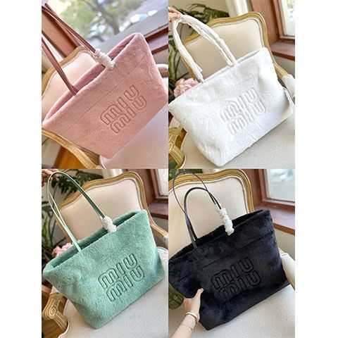 Shoulder Bags Designer Fashion MM Handbags Wrist Autumn Winter 2022 New Plush Tote Large Capacity Women's Casual Letter Y9UG Young Chic Satin Simple P, Pink
Shoulder Bags Designer Fashion MM Handbags Wrist Autumn Winter 2022 New Plush Tote Large Capacity Women's Casual Letter Y9UG Young Chic Satin Simple P, Pink