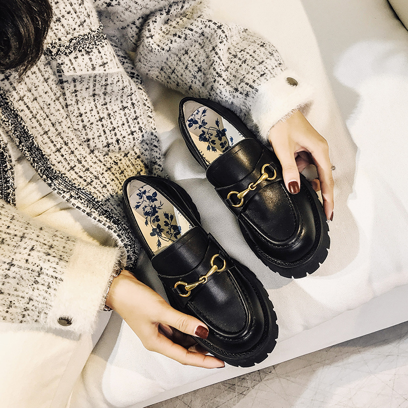 Designer womens casual shoes black leather platform luxury lug sole leather and velvet loafers with Horsebit buckle price size EUR34-40
Designer womens casual shoes black leather platform luxury lug sole leather and velvet loafers with Horsebit buckle price size EUR34-40