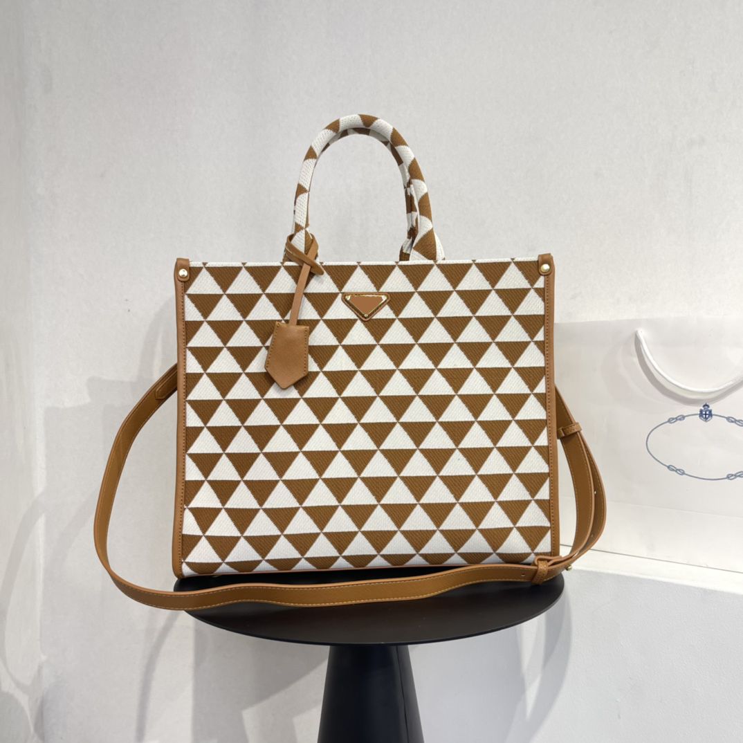 triangular bag Designer Tote Bags Ladies Triangle Symbole Jacquard Fabric Luxurious 6 colors galleria Shopping Fashion Handy Messenger Handbag Shoulder Bag
triangular bag Designer Tote Bags Ladies Triangle Symbole Jacquard Fabric Luxurious 6 colors galleria Shopping Fashion Handy Messenger Handbag Shoulder Bag