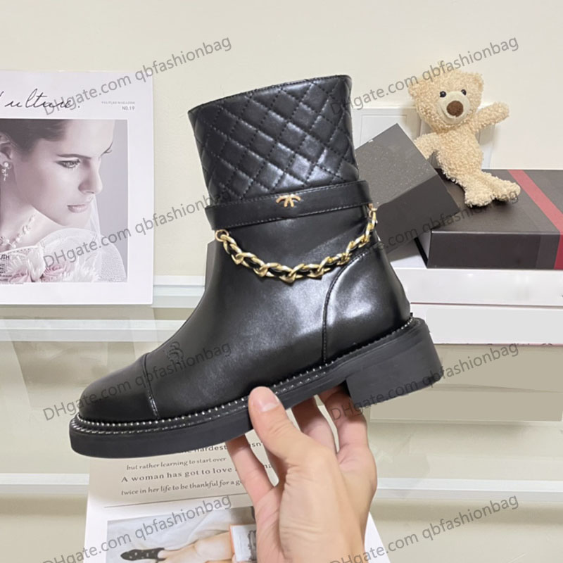 22ss Womens Chunky Heels Ankle Boots Chain Zipper Quilted Texture Hardware Matelasse Knight Western Fashion Wither Leather Snow Boot Classic Black Casual Bootie
22ss Womens Chunky Heels Ankle Boots Chain Zipper Quilted Texture Hardware Matelasse Knight Western Fashion Wither Leather Snow Boot Classic Black Casual Bootie
