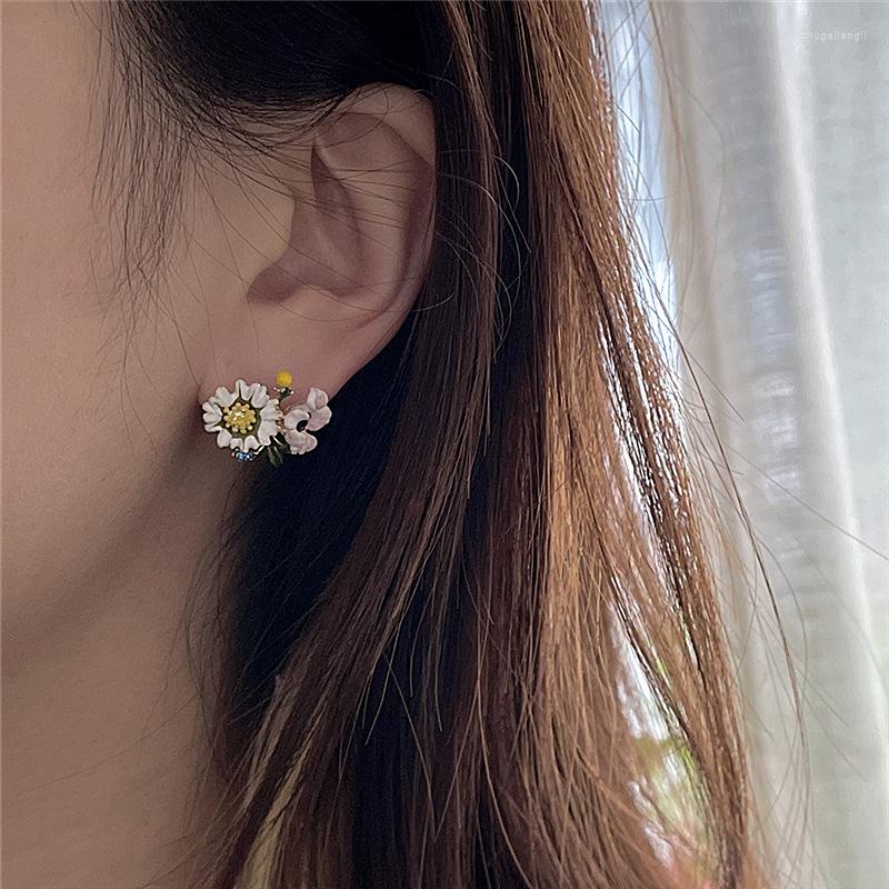 Stud Earrings Retro Daisy Flowers Boucle Oreille Femme S925 Silver Studs Korean Fashion Aretes De Mujer Modernos Jewelry Orecchini
Stud Earrings Retro Daisy Flowers Boucle Oreille Femme S925 Silver Studs Korean Fashion Aretes De Mujer Modernos Jewelry Orecchini