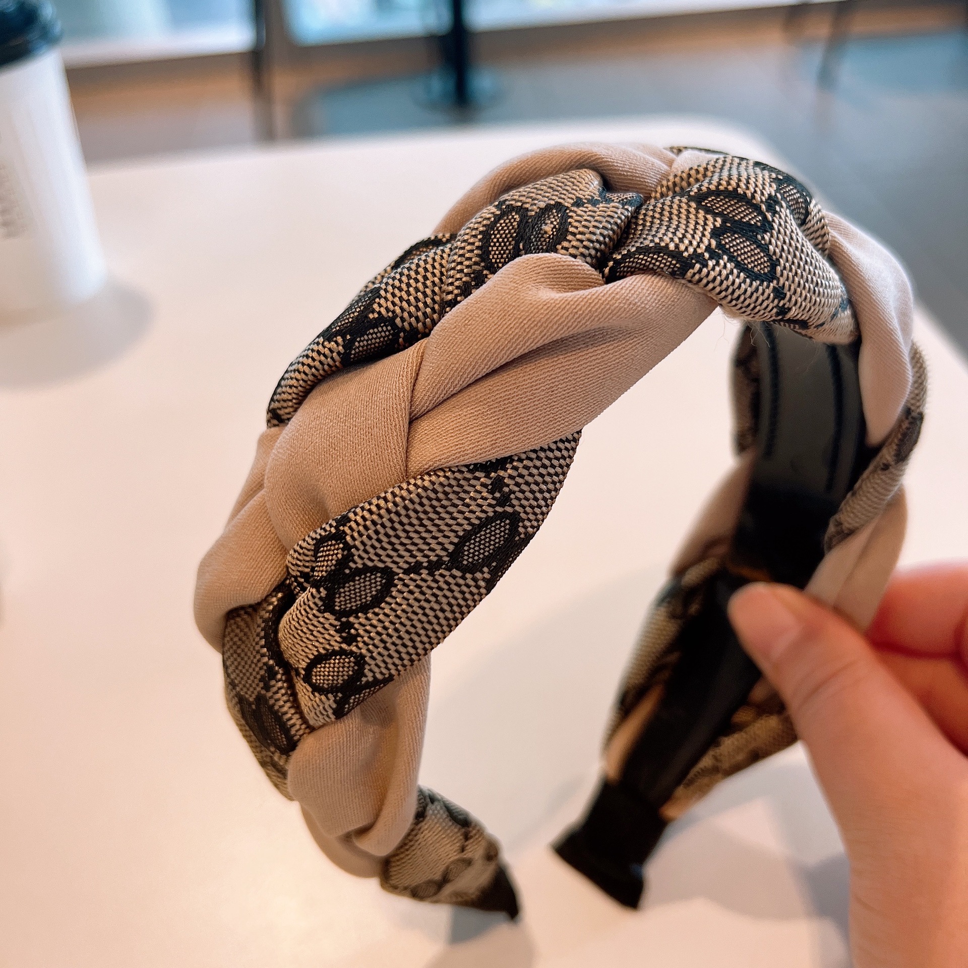 Hair band Autumn and Winter New Letter Printing Color Block Cross fried dough twist Braid with Teeth Anti slip Hair Clip
Hair band Autumn and Winter New Letter Printing Color Block Cross fried dough twist Braid with Teeth Anti slip Hair Clip