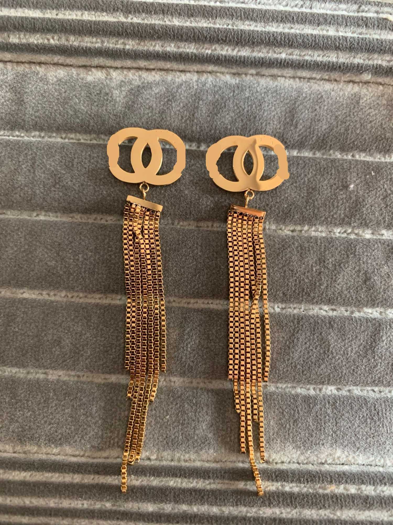 2022 Hip hop studs Never fade Girls Vogue deluxe design 316L Titanium steel dangle drop Earring long tassel Women Charm love Earrings Fashion no box
2022 Hip hop studs Never fade Girls Vogue deluxe design 316L Titanium steel dangle drop Earring long tassel Women Charm love Earrings Fashion no box