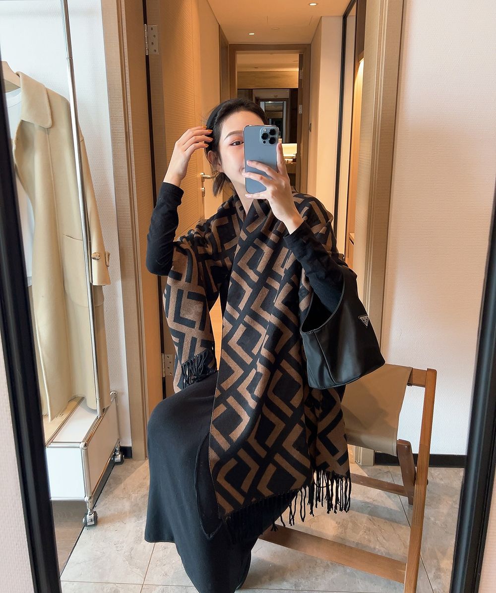 Scarves Fashion Autumn Winter Europe and America Rectangle Letter Cashmere Blended Scarf for Men and Women Shawl
Scarves Fashion Autumn Winter Europe and America Rectangle Letter Cashmere Blended Scarf for Men and Women Shawl