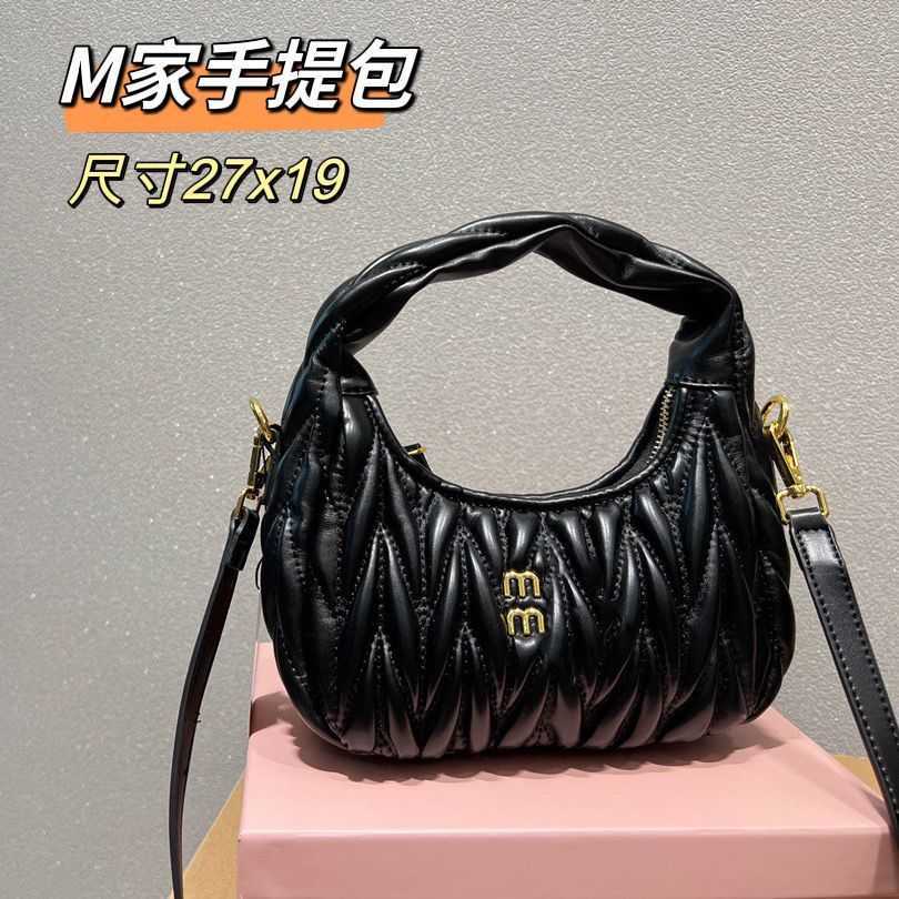 Shoulder Bags Designer Fashion MM Handbags Wrist Genuine Leather 2022 New Pleated Armpit Portable Crescent One Messenger Female E8BC Young Chic Satin, Pink collection gift bag
Shoulder Bags Designer Fashion MM Handbags Wrist Genuine Leather 2022 New Pleated Armpit Portable Crescent One Messenger Female E8BC Young Chic Satin, Pink collection gift bag