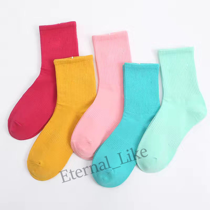Colorful Men Women Sports Socks Fashion Designer Long SocksWith Letters Four Season Womens and Mens Stockings Casual Sock, Color 2
Colorful Men Women Sports Socks Fashion Designer Long SocksWith Letters Four Season Womens and Mens Stockings Casual Sock, Color 2