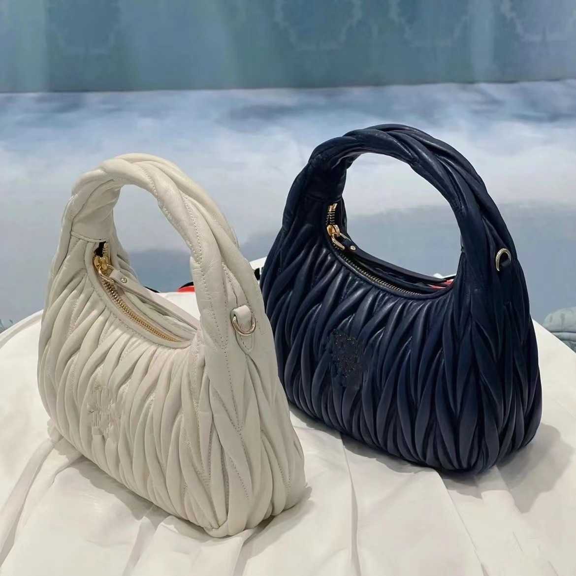 Shoulder Bags Designer Fashion MM Handbags Wrist New Wander Lambskin Pleated Hobo Middle Ancient Underarm Portable Single Women's Cross Crescent GLD2, Size: 20 x 14 x 6cm
Shoulder Bags Designer Fashion MM Handbags Wrist New Wander Lambskin Pleated Hobo Middle Ancient Underarm Portable Single Women's Cross Crescent GLD2, Size: 20 x 14 x 6cm