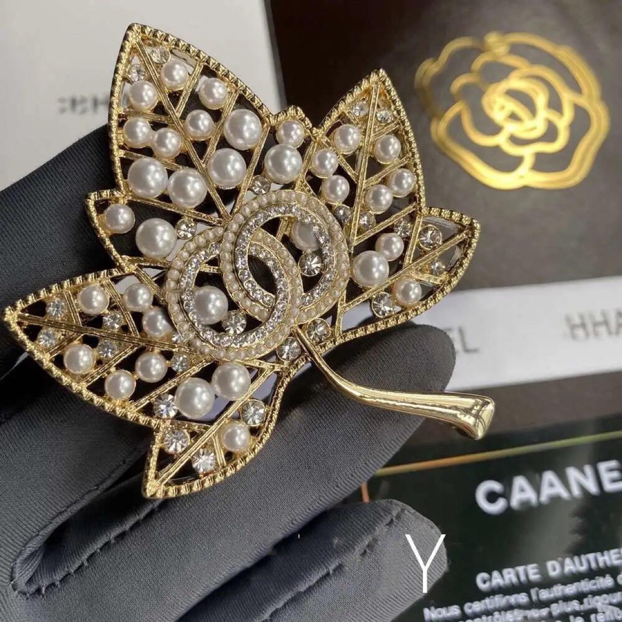 New Baroque Chinese Pearl Brooch small fragrant leaves maple leaf badge sweater shirt suit accessories fragrant home
New Baroque Chinese Pearl Brooch small fragrant leaves maple leaf badge sweater shirt suit accessories fragrant home