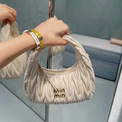 Shoulder Bags Designer Fashion MM Handbags Wrist Luxury Armpit Handbag 2022 New Leather High-grade Pleated RS6Q Young Chic Satin Simple NicheMI Pink I, Creamy-white
Shoulder Bags Designer Fashion MM Handbags Wrist Luxury Armpit Handbag 2022 New Leather High-grade Pleated RS6Q Young Chic Satin Simple NicheMI Pink I, Creamy-white