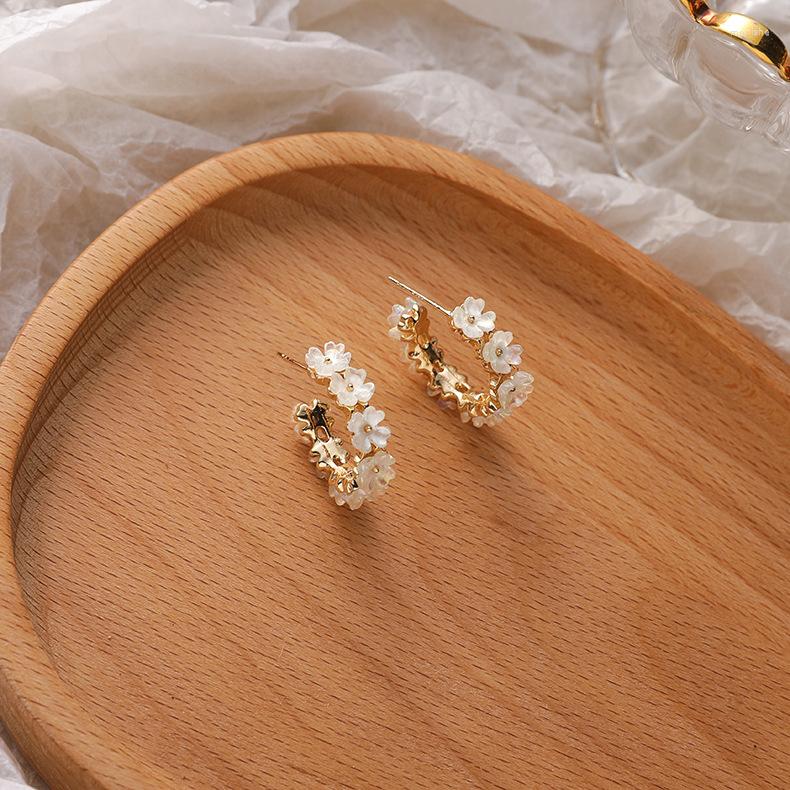Hoop Earrings Arrival Trendy Circle Shell Flower For Women Fashon Sweet GeometricMetal Jewelry Oorbellen Gift
Hoop Earrings Arrival Trendy Circle Shell Flower For Women Fashon Sweet GeometricMetal Jewelry Oorbellen Gift