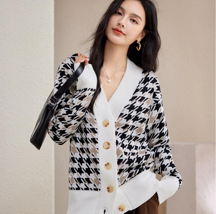 Women's Sweaters Knitted cardigan new Korean style fashion soft waxy solid color loose casual short V-neck sweater coat, 03
Women's Sweaters Knitted cardigan new Korean style fashion soft waxy solid color loose casual short V-neck sweater coat, 03