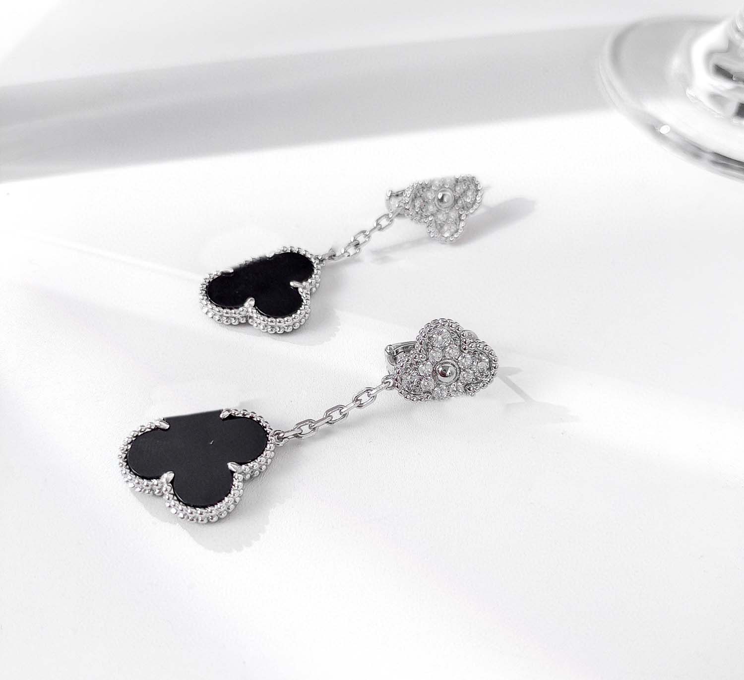 Luxury quality charm clip Drop earring with diamond and nature black agate stone dangle two flowers design have box stamp PS4375A
Luxury quality charm clip Drop earring with diamond and nature black agate stone dangle two flowers design have box stamp PS4375A