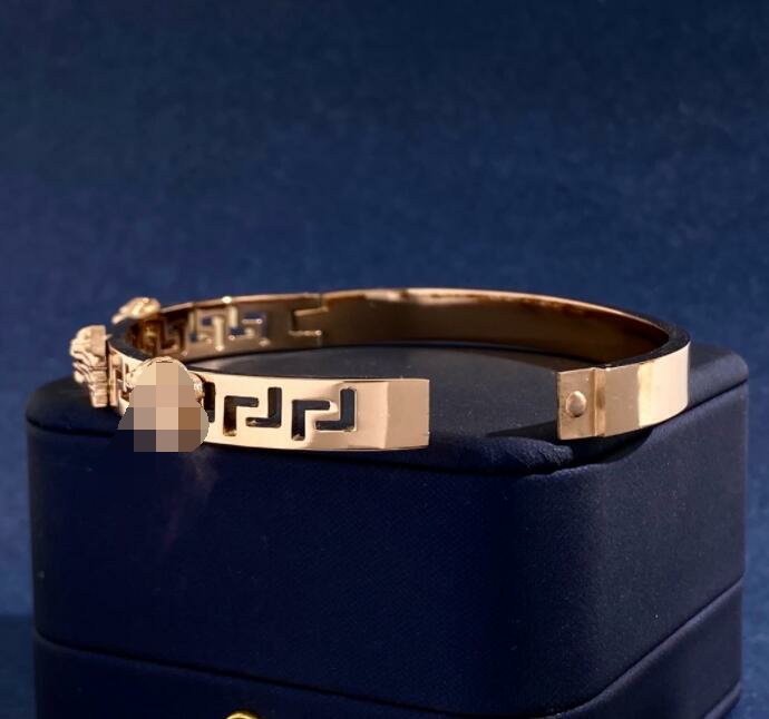 Hollow Out Bracelets ancient Bangle Greek pattern matt oval clasp Banshee Medusa Head Portrait 18K Gold Plated Women's Designer Jewelry Festive Party Gifts HMB1 -- 001
Hollow Out Bracelets ancient Bangle Greek pattern matt oval clasp Banshee Medusa Head Portrait 18K Gold Plated Women's Designer Jewelry Festive Party Gifts HMB1 -- 001