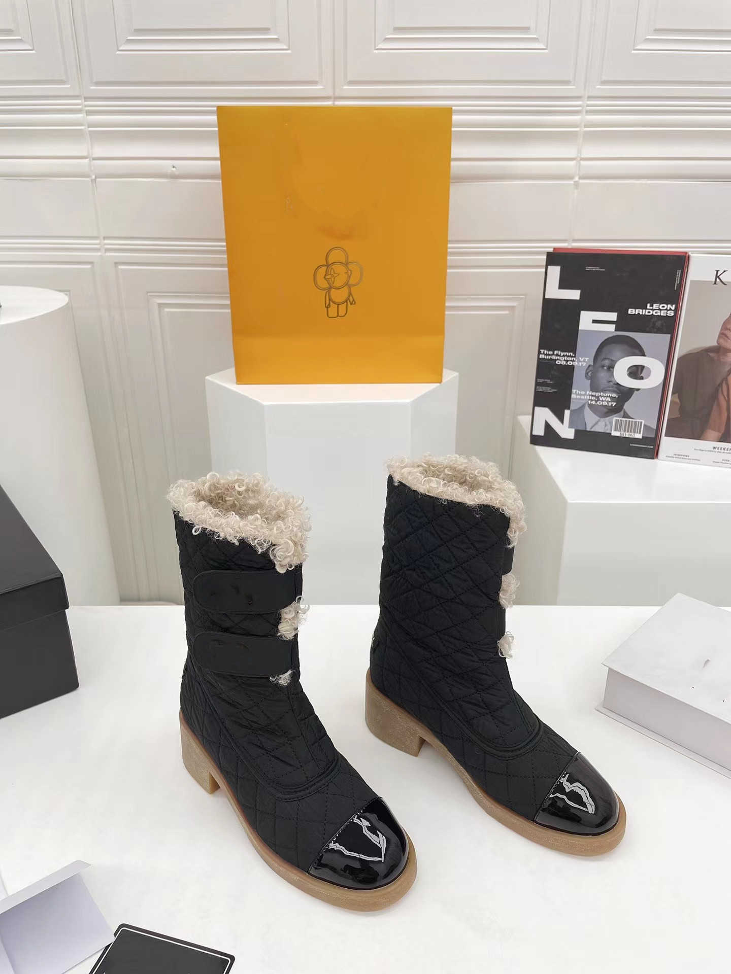 Black boots 21a Leather c Ankle Lace Ups Combat Fashion electric embroidery rhombic craft wool casual boots down cloth size 35-40
Black boots 21a Leather c Ankle Lace Ups Combat Fashion electric embroidery rhombic craft wool casual boots down cloth size 35-40