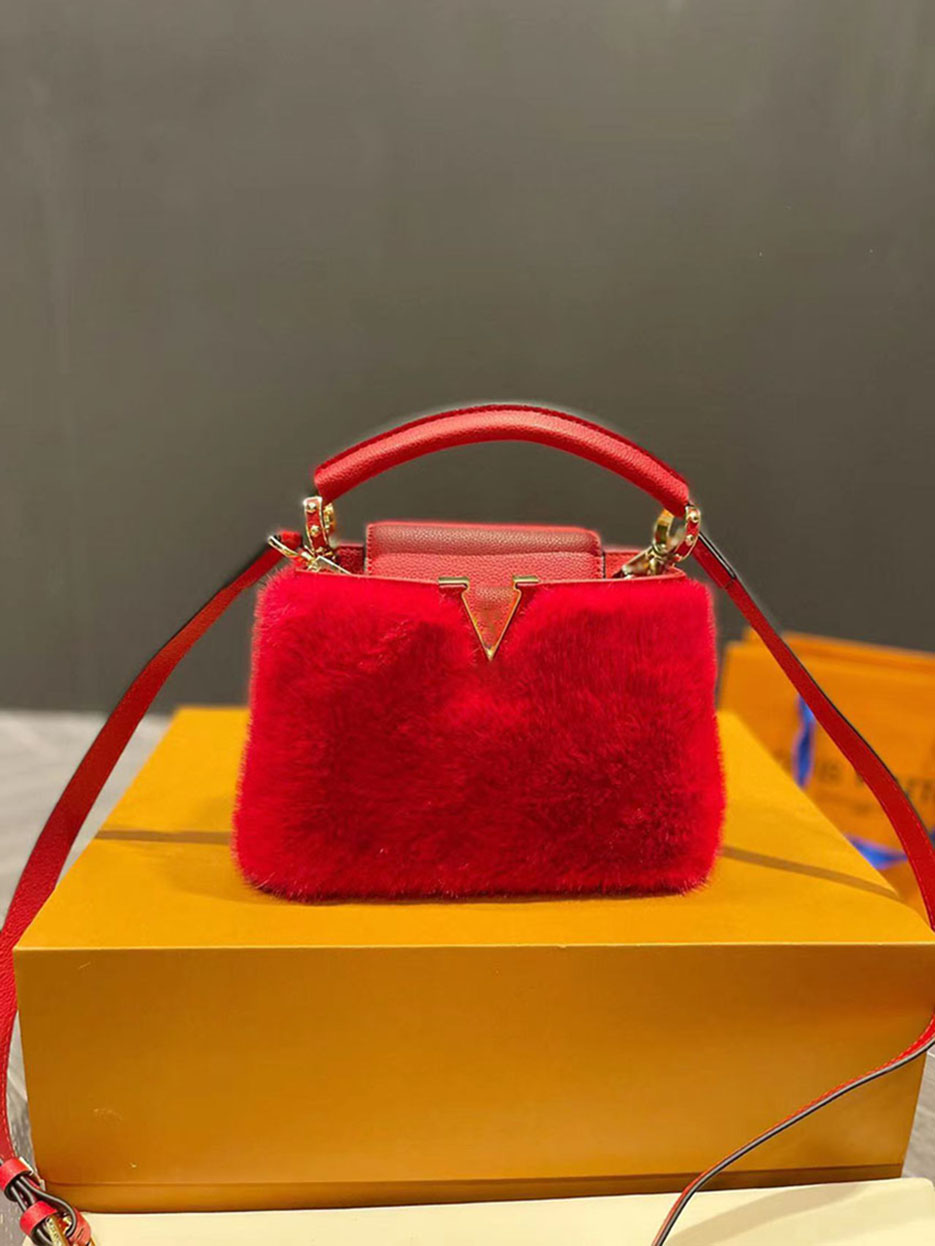 French Womens Mink Fur Capcines shoulder Bag Large Mini Style Purse Multi Pochette Handle Tote Suitcase Leather Crossbody Strap Handbags
French Womens Mink Fur Capcines shoulder Bag Large Mini Style Purse Multi Pochette Handle Tote Suitcase Leather Crossbody Strap Handbags